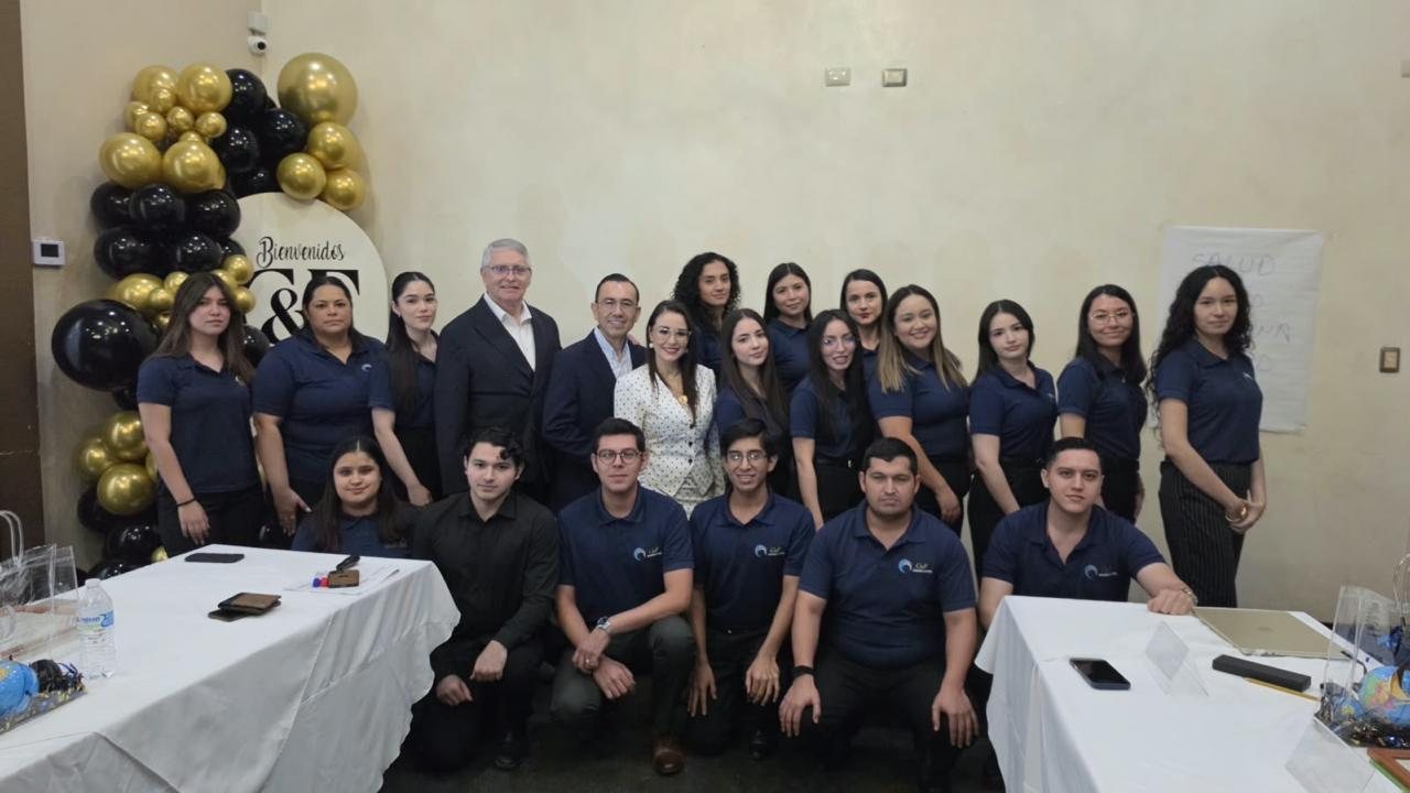 Adolfo Siller con el equipo de C&F Contadores y Asesores en el seminario Día de Alineación