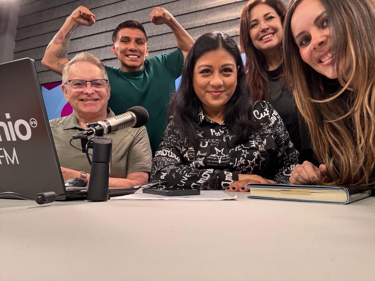 Adolfo Siller con el equipo de radio en cabina