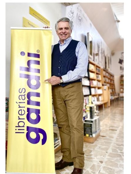 Adolfo Siller junto al banner de Librerías Gandhi
