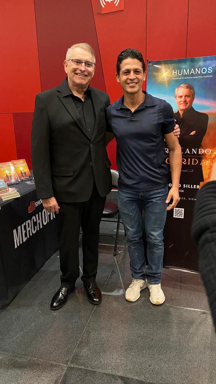 Adolfo Siller con un asistente en el stand de Showcenter