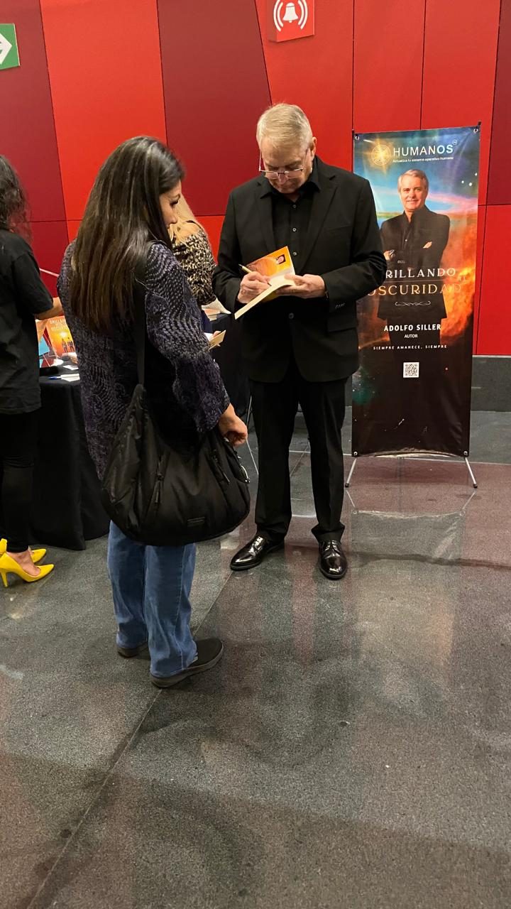 Adolfo Siller firmando libros en Showcenter