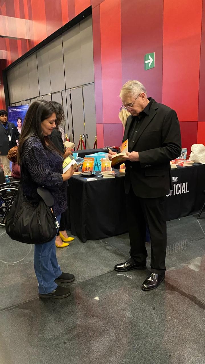 Adolfo Siller firmando un libro en Showcenter