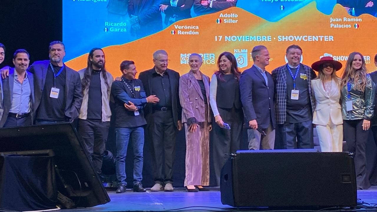 Foto de grupo de ponentes en el escenario de Open Talks