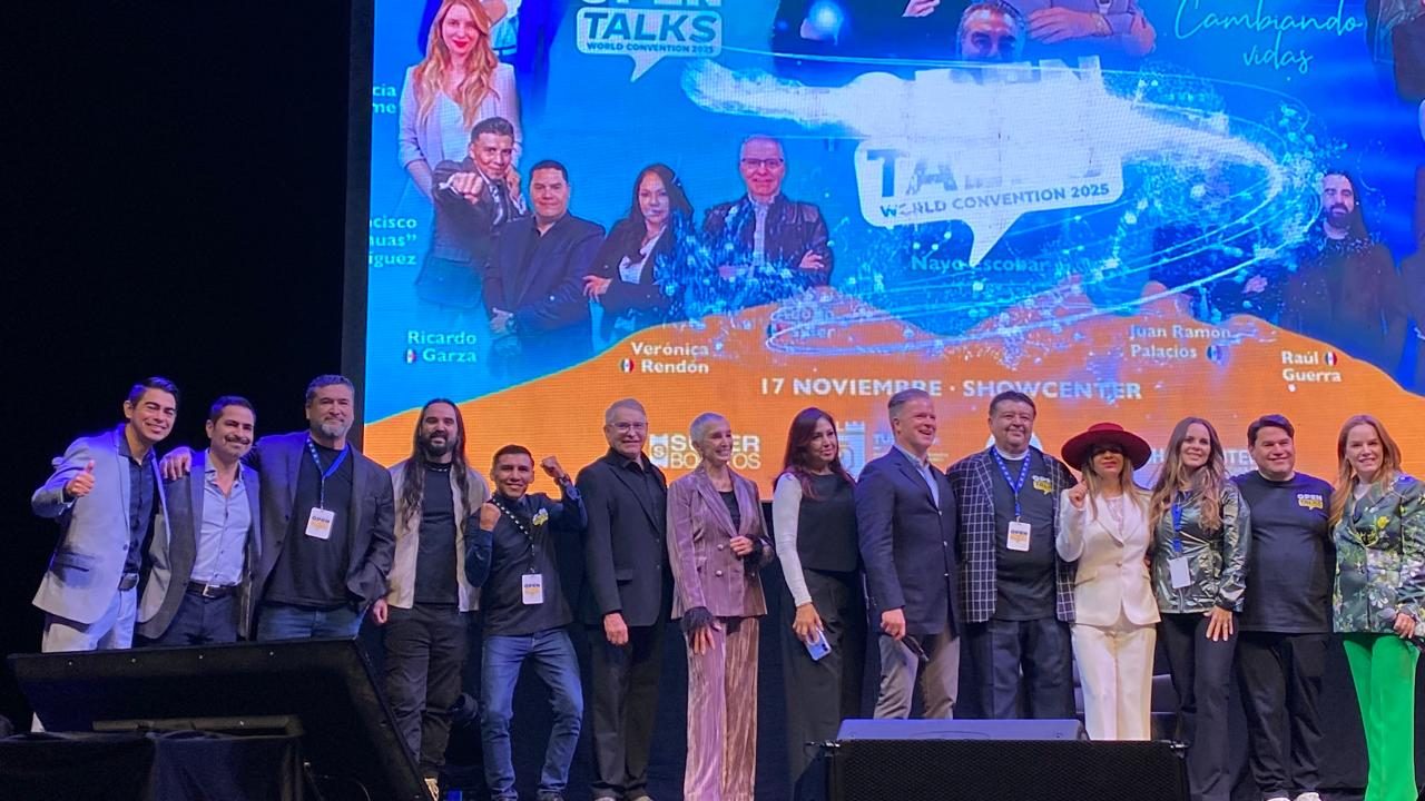 Ponentes de Open Talks en el escenario de Showcenter