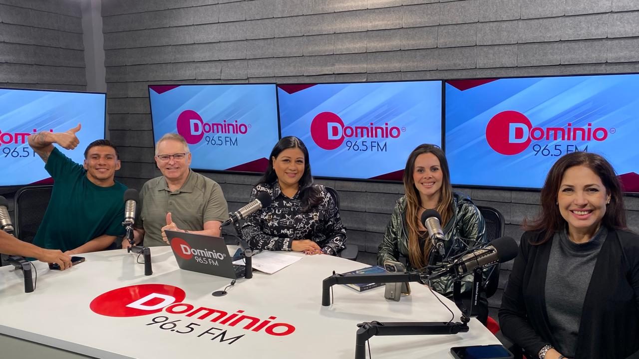 Visita a la cabina de radio Dominio 96.5 FM