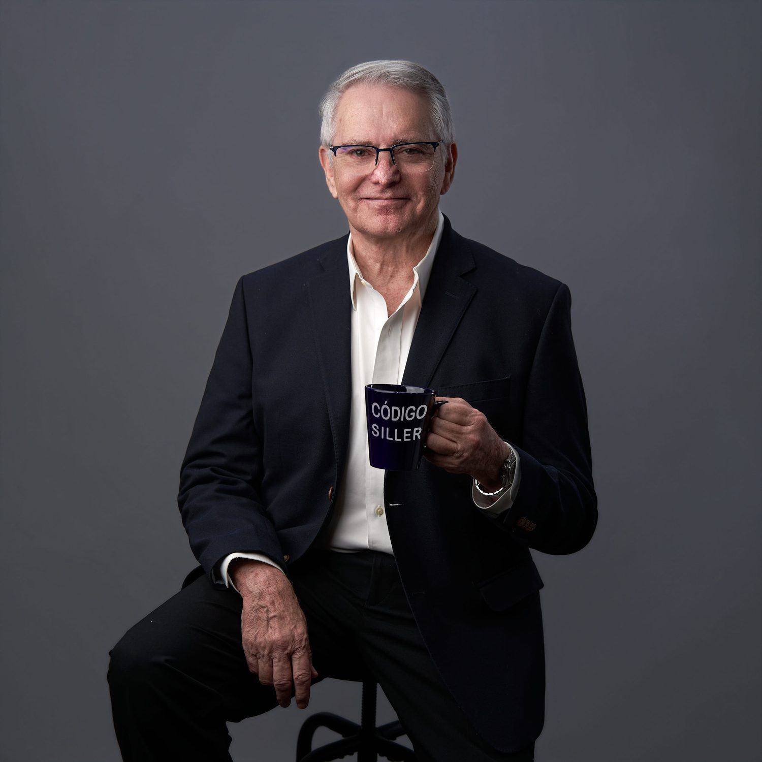 Adolfo Siller con taza Código Siller