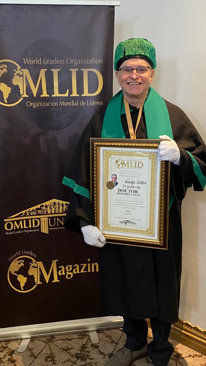 Adolfo Siller con reconocimiento de la Organización Mundial de Líderes